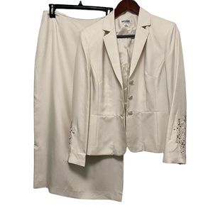 Kasper size 8 skirt set with floral embroidered accents